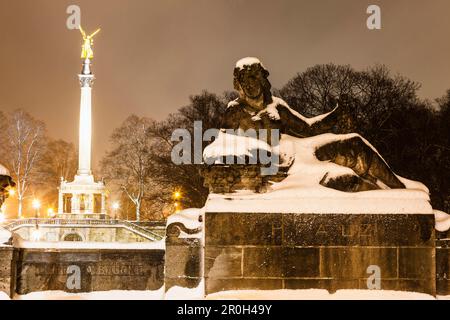 Engel des Friedens hinter Pfalz-Statue und Luitpold Brücke in der Nacht und Schneewehe, München, Upper Bavaria, Bavaria, Germany Stockfoto