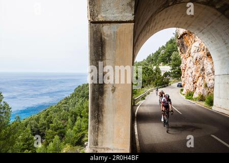 Radfahrer im Küstentunnel am Mittelmeer, Estellencs, Mallorca, Spanien Stockfoto