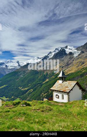 Kapelle vor Mischabel, Walliser Alpen, Wallis, Schweiz Stockfoto