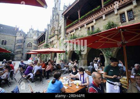 Menschen im Innenhof der Marienburger Burg, Marienburg, Hildesheim, Niedersachsen, Deutschland, Europa Stockfoto