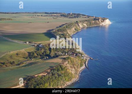 Das Fischerdorf Vitt und Kap Arkona auf der Halbinsel Wittow, Insel Ruegen, Ostseeküste, Mecklenburg-Vorpommern, Deutschland, aus der Vogelperspektive; E Stockfoto