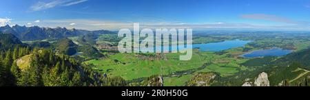 Panorama von Tegelberg aus mit Blick auf die Tannheimer Range, Füssen, den Forggensee und den Bannwaldsee, Tegelberg, die Ammergau Range, Allgaeu, Schwaben, Stockfoto