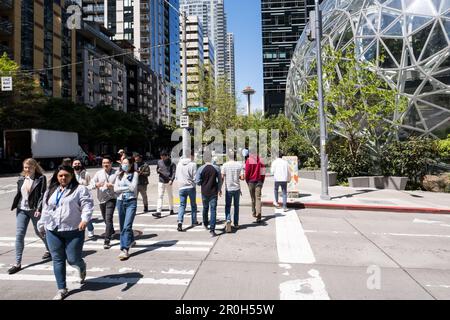 Seattle, USA. 8. Mai 2023. Mitarbeiter, die die Sphären passieren, nachdem Amazon ihre Mitarbeiter drei Tage die Woche in der Zentrale von South Lake Union zur Arbeit zurückruft. Unternehmen in der Innenstadt haben mit dem Ausscheiden von Firmenangestellten zu kämpfen. Die Stadt kämpft nach Jahren steigender Eigenheimpreise und Mieten weiterhin mit Kriminalität und Obdachlosigkeit. James Anderson/Alamy Live News Stockfoto