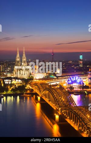 Blick über die Altstadt mit Dom, Hauptbahnhof, Hohenzollernbrücke und Musical Dome am Abend, Köln, Nordrhein-Westfalen, Deutschland, Stockfoto
