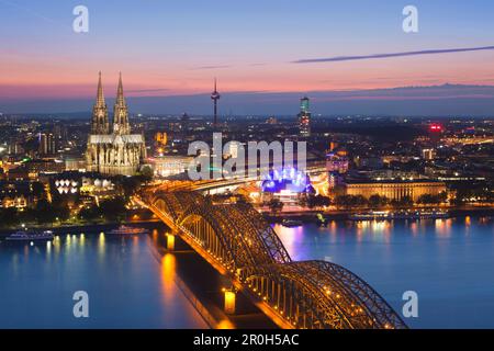 Blick über die Altstadt mit Dom, Hauptbahnhof, Hohenzollernbrücke und Musical Dome am Abend, Köln, Nordrhein-Westfalen, Deutschland, Stockfoto