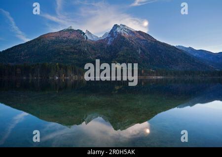 Hintersee im Mondlicht, Blick auf Hochkalter, Ramsau, Berchtesgaden, Berchtesgaden-Nationalpark, Oberbayern, Deutschland, Europa Stockfoto