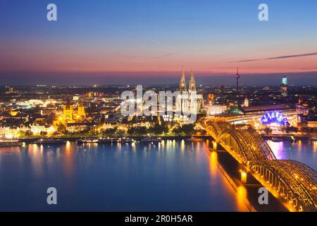 Blick über die Altstadt mit Dom, Hauptbahnhof, Hohenzollernbrücke und Musical Dome am Abend, Köln, Nordrhein-Westfalen, Deutschland, Stockfoto
