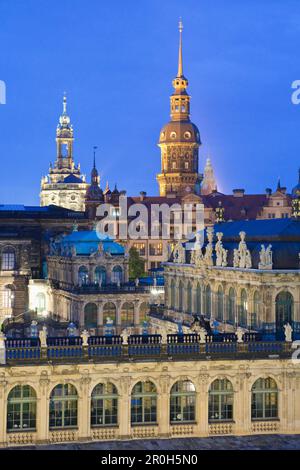 Zwinger mit Dresdner Burg im Hintergrund bei Nacht, Dresden Stockfoto