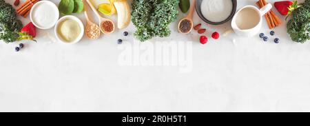 Gesundes Essen an der oberen Grenze. Konzept der Smoothie-Herstellung. Über der Ansicht auf weißem Marmorhintergrund. Speicherplatz kopieren. Obst, Joghurt, Mandelmilch und eine Auswahl Stockfoto