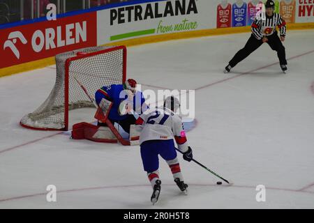 Nottingham, 5. Mai 2023. Mike Hammond aus Großbritannien, der beim Ice Hockey World Championship IIHF, Division I, Group A, in der Motorpoint Arena, Nottingham, im Jahr 2023 für Italien spielte, und dabei den Torwart Justin Fazio trifft. Kredit: Colin Edwards Stockfoto