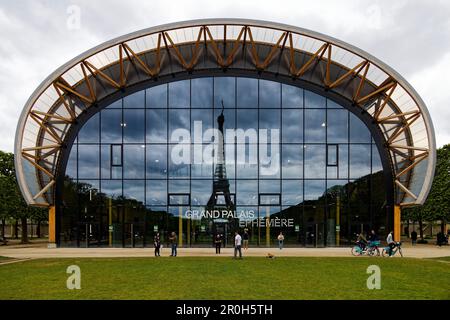 Paris, Frankreich. 8. Mai 2023. Der Eiffelturm spiegelt sich an der Fassade des Grand Palais Ephemere in Paris, Frankreich, wider. Stockfoto