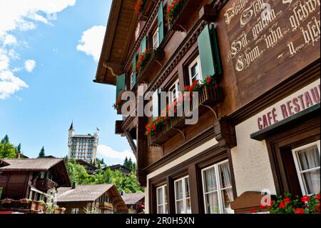 Blick auf das Hotel Palace und ein typisches schweizer Haus in Gstaad, berner Oberland, Schweiz, Europa Stockfoto