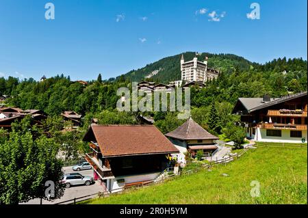 Blick auf das Hotel Palace und die typischen schweizer Häuser in Gstaad, berner Oberland, Schweiz, Europa Stockfoto