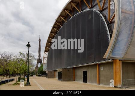 Paris, Frankreich. 8. Mai 2023. Eiffelturm und Grand Palais Ephemere in Paris, Frankreich. Stockfoto