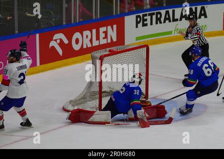 Nottingham, 5. Mai 2023. Mike Hammond aus Großbritannien, der beim Ice Hockey World Championship IIHF, Division I, Group A, in der Motorpoint Arena, Nottingham, im Jahr 2023 für Italien spielte, und dabei den Torwart Justin Fazio trifft. Kredit: Colin Edwards Stockfoto