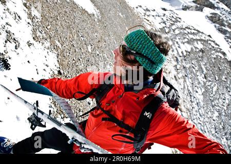 Mann entfernen Ski-Skins, Biberwier, Ehrwald, Tirol, Österreich Stockfoto