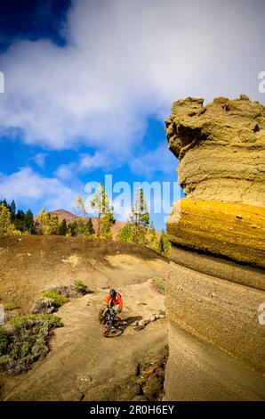 Downhill-Mountainbiker auf einem Pfad in den Bergen, Teneriffa Stockfoto