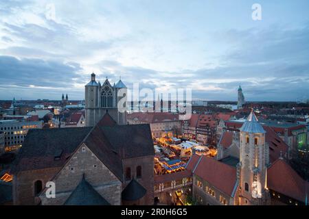 Weihnachtsmarkt am Burgplatz, Blick vom Rathaus über den Burgplatz in Richtung Kathedrale, Brunswick, Niedersachsen, Deutschland Stockfoto