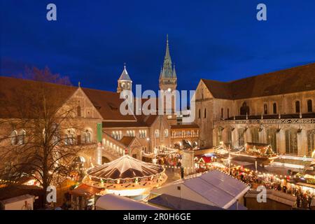 Weihnachtsmarkt auf dem Schlossplatz mit der Brunswick-Kathedrale im Hintergrund und Löwendenkmal, Heinrich der Löwe, Brunswick, Niedersachsen, Deutschland Stockfoto