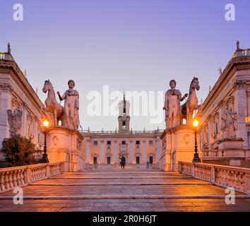 Cordonata capitolina, Treppe, die abends zu den Statuen Castor und Pollux führt, Architekt Michelangelo, Senatorenpalast im Hintergrund, Stockfoto