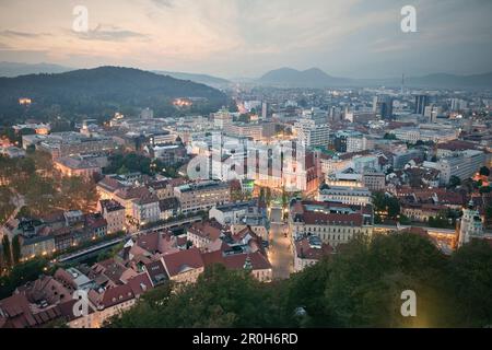 Zeigen Sie in der Franziskaner Kirche der Verkündigung von Burg in der Abenddämmerung, Hauptstadt Ljubljana, Slowenien an Stockfoto