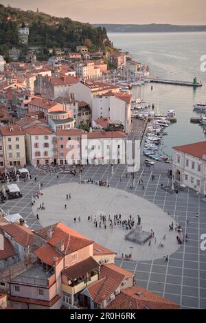 Blick auf den Tartini-Platz von der Pfarrkirche St. Georg in Piran, Adria-Küste, Mittelmeer, Primorska, Slowenien Stockfoto