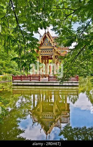 Thailändischer Sala mit Buddha-Statue auf einer Plattform im Wasser, Westpark, München, Oberbayern, Bayern, Deutschland Stockfoto