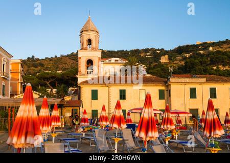 Strand von Santa Maria di Castellabate mit Kirche, Tyrrhenisches Meer, Kampanien, Mittelmeer, Süditalien, Europa Stockfoto