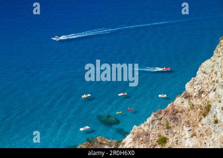 Boote in Capo Vaticano südlich von Tropea, Tyrrhenisches Meer, Kalabrien, Mittelmeer, Süditalien, Europa Stockfoto