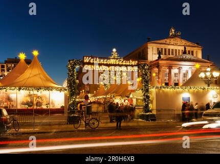 Weihnachtsmarkt mit dem Schauspielhaus bei Nacht, Magie des Weihnachtsmarkts am Gendarmenmarkt, Berliner Zentrum, Berlin, Deutschland, Europa Stockfoto