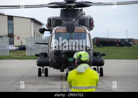 Ein Helikopter der italienischen Luftwaffe HH-101A bereitet sich auf den Abflug vom Luftwaffenstützpunkt Spangdahlem, Deutschland, am 24. April 2023 vor. Die ITAF entsandte den Luftwaffenstützpunkt Spangdahlem, um sich mit alliierten Partnerstaaten zu einer kollektiven Verteidigung zu integrieren. (USA Air Force Foto von Airman 1. Klasse Imani West) Stockfoto