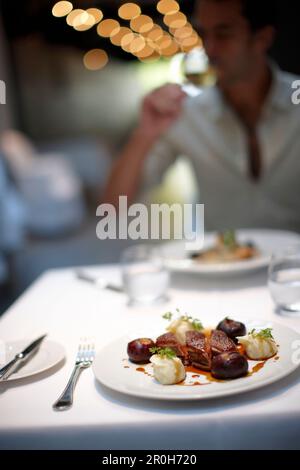 Abendessen in einem Restaurant in Paris, Frankreich Stockfoto