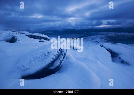 Frostige abendliche Atmosphäre mit Blick vom Gipfel eines Ruadh-mheallan über die Highlands von Wester Ross, Torridon, Schottland, Großbritannien Stockfoto