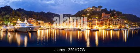 Panoramablick auf das ligurische Fischerdorf Portofino in der Nähe von Genua, Ligurien, Italien Stockfoto