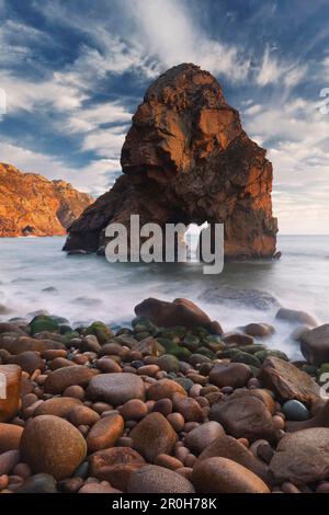 Felsenbogen am Boca de Inferno am westlichen Ende Europas in der Abendsonne, Naturpark Sintra-Cascais, Regiao de Lisboa, Portugal Stockfoto