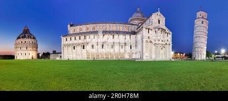 Panoramablick auf die Piazza del Duomo in Pisa mit dem berühmten Schiefen Turm, der Kathedrale Santa Maria Assunta und dem Baptisterium, Toskana, Italien Stockfoto