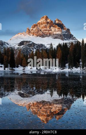 Blick vom Südwesten auf den beeindruckend beleuchteten Tre Cime di Lavaredo mit seinen Reflexionen in Lago de Antorno, Südtirol, Italien Stockfoto