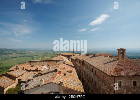 Blick vom Palazzo Communale Rathaus in das Chiana-Tal, Montepulciano, UNESCO-Weltkulturerbe, Provinz Siena, Toskana, Italien, Europa Stockfoto