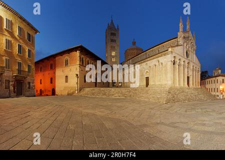 Piazza Garibaldi Square und Cattedrale di San Cerbone Cathedral at Night, Massa Marittima, Provinz Grosseto, Toskana, Italien, Europa Stockfoto