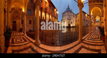 Palazzo dei Vescovi, Battisterio di San Giovanni in corte, gotische Taufkirche, Arkaden der Cattedrale di San Zeno, Kathedrale campanile, Piazza del Duomo Stockfoto