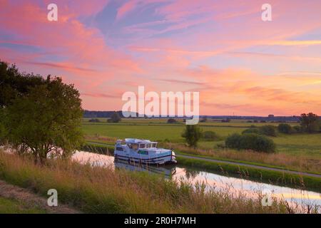 Hausboot auf dem Canal des Houillères de la Sarre bei Harskirchen, Sonnenaufgang, Bas Rhin, Region Elsass Lothringen, Frankreich, Europa Stockfoto