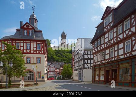 Altes Rathaus (1724), Fachwerkhäuser und Wilhelmsturm (1872-75), Dillenburg, Westerwald, Hessen, Deutschland, Europa Stockfoto