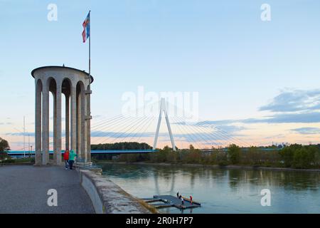 Neuwieder Deich Embankment 1928-31, Raiffeisenbrücke und Wasserspurturm, Neuwied, Rhein, Westerwald, Rheinland-Pfalz, Deutschland Stockfoto