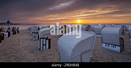 Kapuzen liegen in der Nähe von Sellin Pier im Morgenlicht, Rügen, Mecklenburg-Western Pomerania, Deutschland Stockfoto