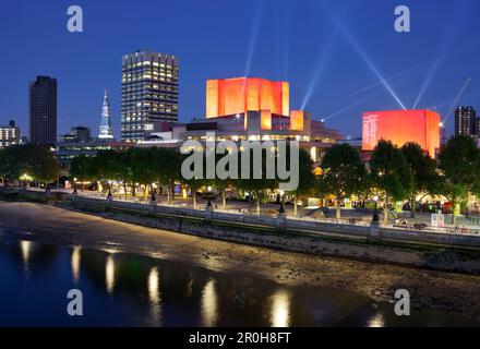 Royal National Theatre mit roten Lichtern in der Nacht, Waterloo Bridge, Bankside, London, England Stockfoto