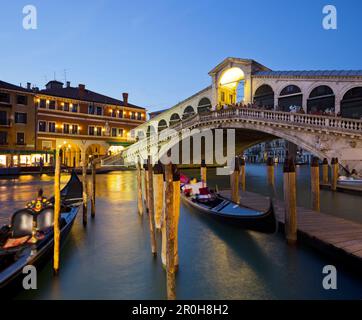 Rialtobrücke am Canal Grande, die älteste Brücke über den Kanal, Ponte di Rialto, Venedig, Italien Stockfoto