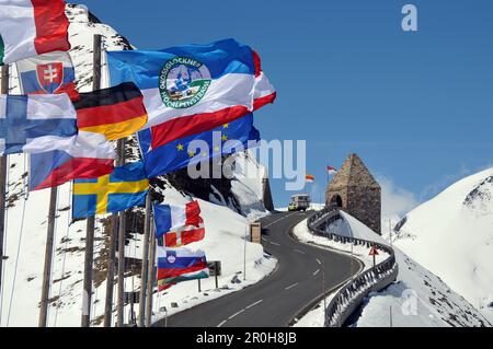 Blick auf die Hochalpenstraße unter dem Großglockner-Berg, Salzburger Land, Österreich Stockfoto