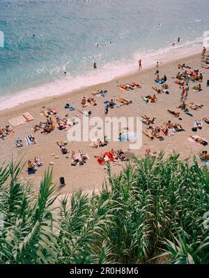 Kroatien, Dubrovnik, Dalmatinische Küste, Insel, Erhöhte Ansicht von Menschen entspannend auf die Ost und West Strand in Dubrovnik. Stockfoto