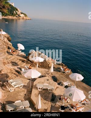 Kroatien, Dalmatinische Küste, Dubrovnik, Erhöhte Ansicht der Touristen an der Dalmatinischen Küste Stockfoto