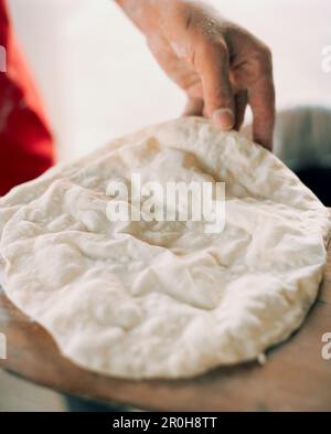 OMAN, Muscat, eine Person mit hausgemachtem Essen, Nahaufnahme Stockfoto